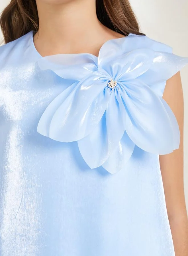 ستايلي فستان بلا أكمام وتفاصيل زهرة